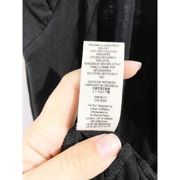 Free People Classic Black Deep V-Neck Shirt with Shoulder Padding Size Large - Picture 10 of 11